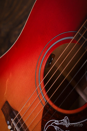 Gibson Hummingbird Special Satin Vintage Cherry Sunburst