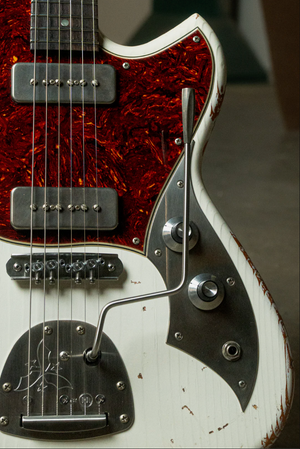 Novo Novo Serus J Dealer Limited in Olympic White over Aztec Gold
