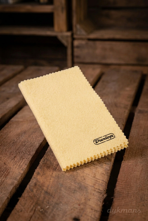 Gele Dunlop 5400SI Polish Cloth poetsdoek met zwart Dunlop-logo op een warme houten achtergrond